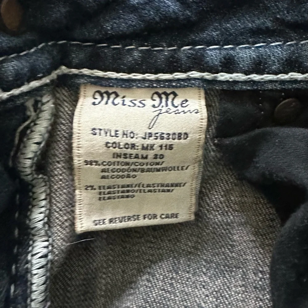 Women's vintage Y2K Miss Me Bootcut Jeans
Cute distressed sequin design - Picture 3 of 12